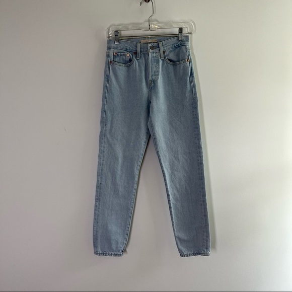 LEVIS Light Wash Wedgie Straight Fit Denim Jeans Distressed Hem Size 24 - Picture 2 of 7